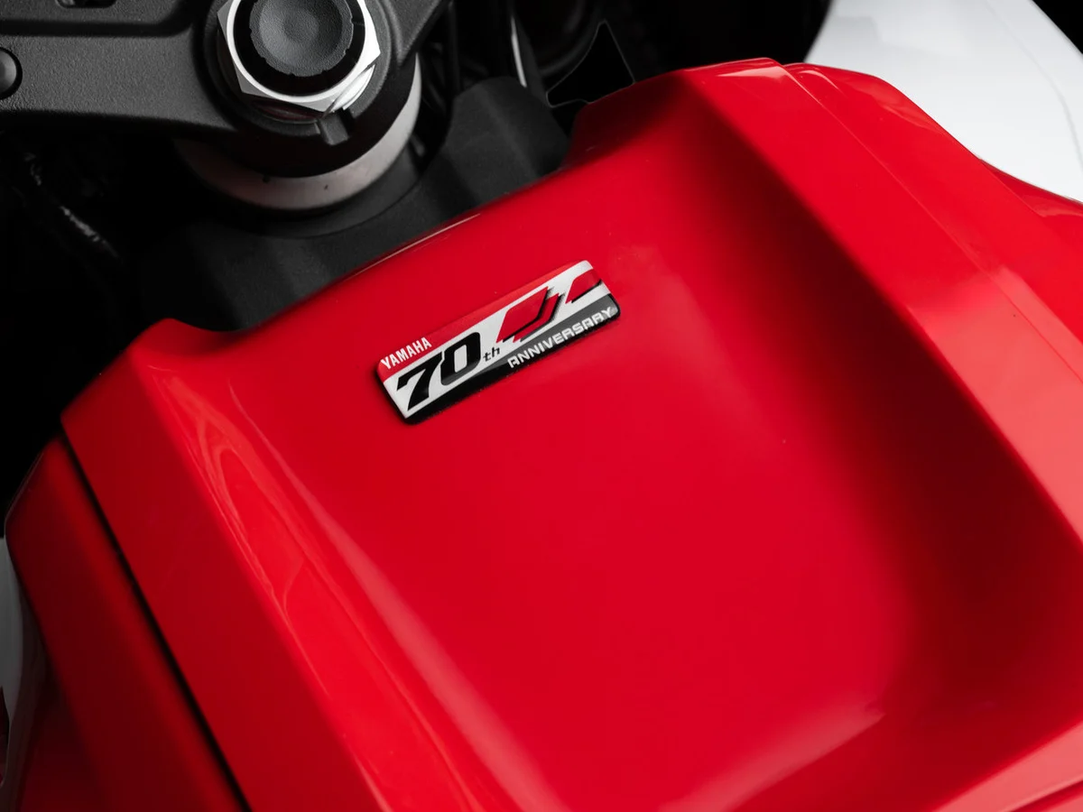 Yamaha R7 edição especial com pintura comemorativa branca e vermelha